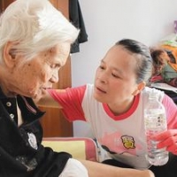 居服員「阿信媽」 照顧老人如小孩