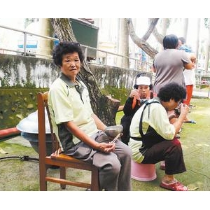 遭逢親人車禍變故 阿嬤隨慈善會關懷老榮民