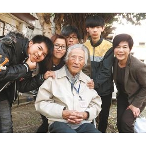 認養遺孤獻吻 92歲胡爺爺笑了